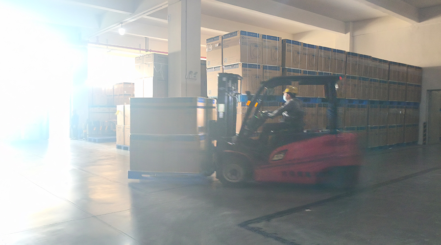 倉(cāng)庫(kù)繁忙，每日多條柜滾筒干衣機(jī)發(fā)往全球