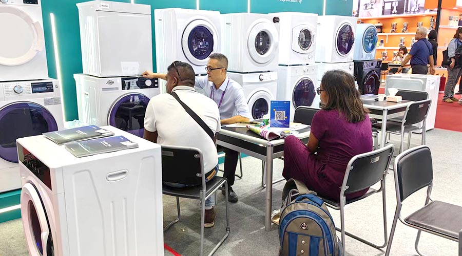 廣交會(huì)參展第一天！金環(huán)電器吸引國(guó)內(nèi)外客戶參觀交流