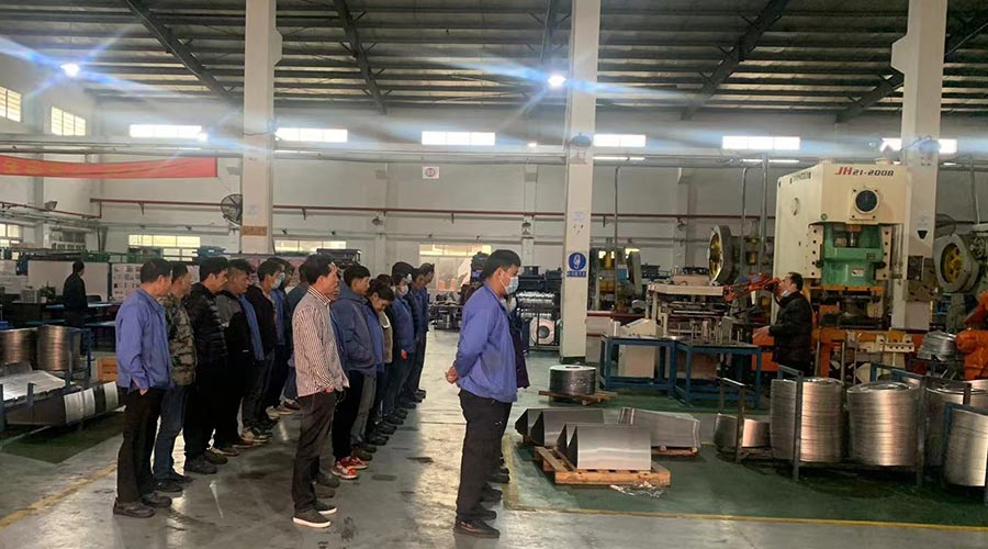 意氣奮發(fā)！金環(huán)電器沖壓車間組織人員開展例行早會(huì)